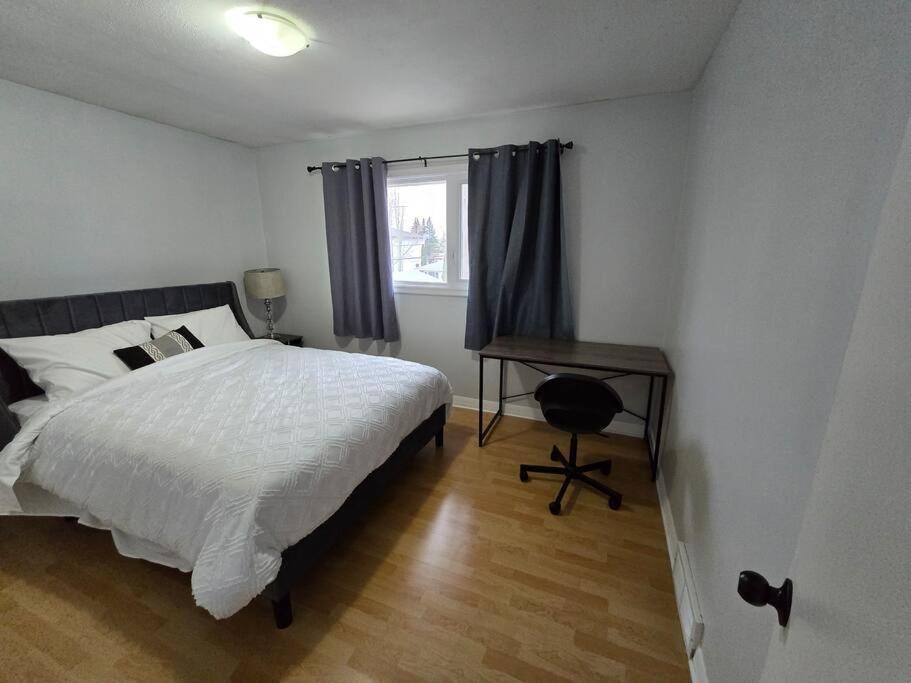 3 Bedroom Home Away From Home YYC Exterior foto