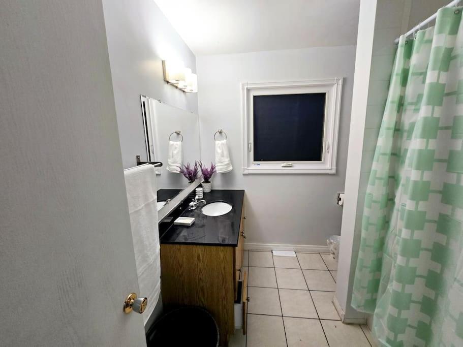 3 Bedroom Home Away From Home YYC Exterior foto