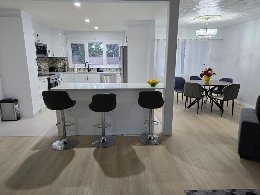 3 Bedroom Home Away From Home YYC Exterior foto