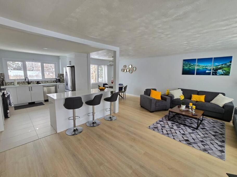 3 Bedroom Home Away From Home YYC Exterior foto